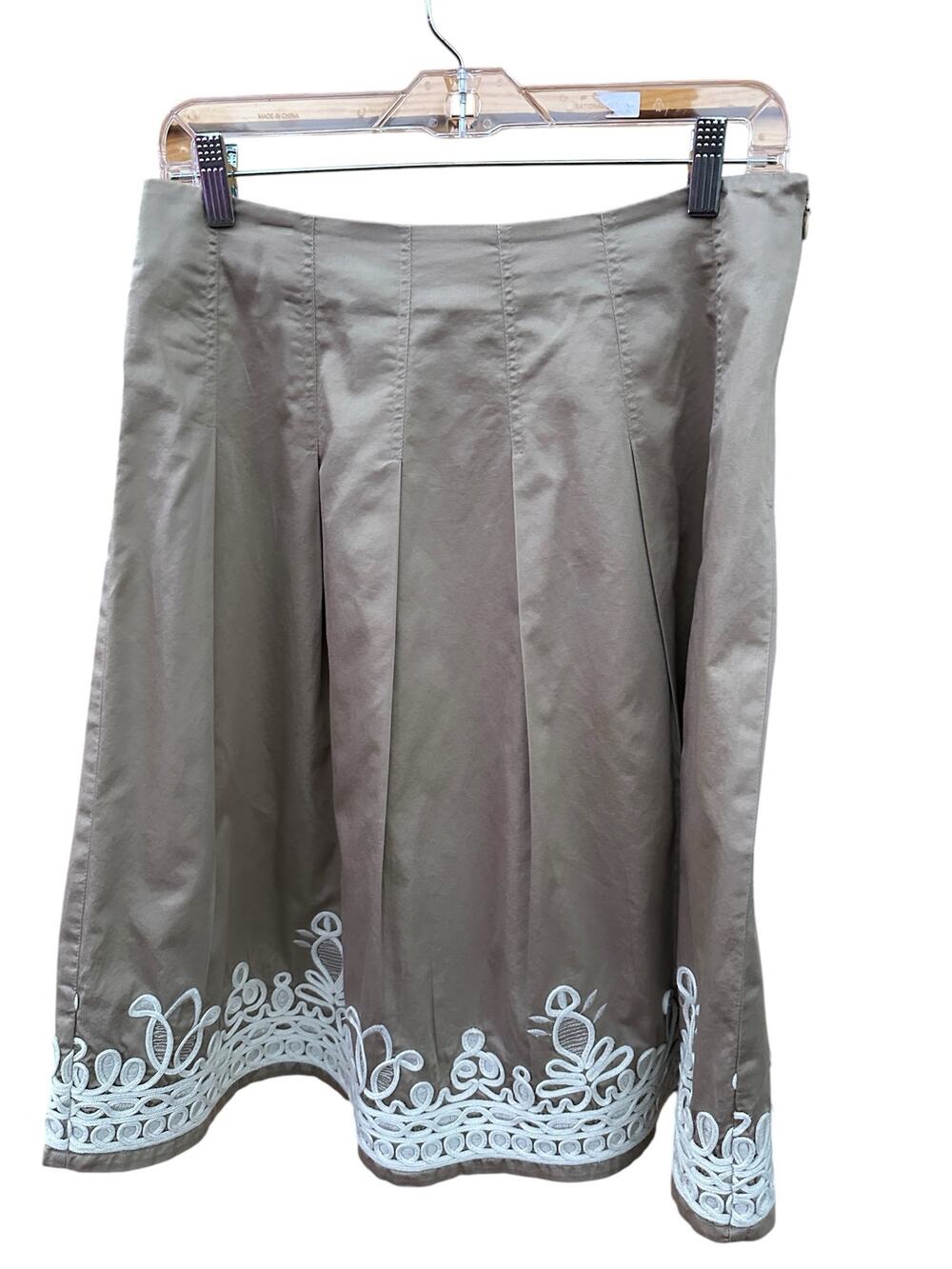 Jones NY Petite 10P Taupe Cotton Skirt White Embroidered Scroll Hem